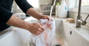 Usar água quente para tirar sangue da roupa parece uma limpeza mais potente, mas pode fixar a mancha: por que começar com água fria faz diferença antes da lavagem