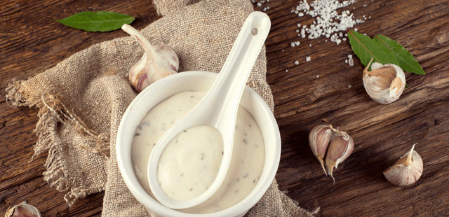 Eleve suas receitas com esse patê de alho delicioso – e com ingredientes básicos