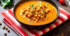 Curry de grão-de-bico no estilo indiano cremoso e cheio de sabor