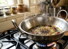 Featured side: Os chefs indianos concordam: “Para que o curry fique perfeito, é preciso tostar as especiarias no óleo quente antes de adicionar qualquer líquido”
