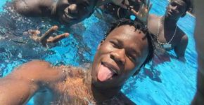 Padre italiano é ameaçado por levar imigrantes em piscina pública