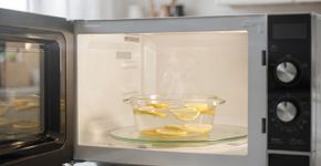 Faça esse truque caseiro e deixe seu micro-ondas como novo