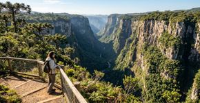 Paredões de até 720 metros de profundidade cercam um cânion de 5,8 quilômetros de extensão no Sul do Brasil: o parque nacional onde visitantes podem caminhar por mirantes na borda ou explorar o leito do Rio do Boi acompanhados por um condutor.