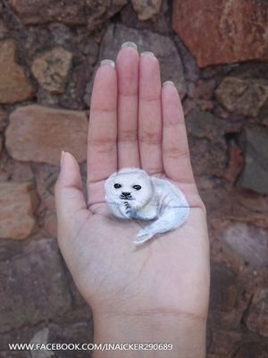 A jovem usa a própria mão como tela para seus desenhos (Reprodução/Facebook/Iantha Naicker)