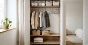 A técnica sueca para organizar armários pequenos em apartamentos compactos de forma mais prática e funcional