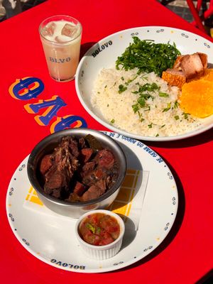 Feijoada completa, que dá direito a uma caipirinha coada (R$ 50,90)