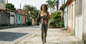 Ao invés de ir para a academia, sair para caminhar ajuda muito, mas só vale a pena se a caminhada durar pelo menos 30 minutos seguidos, sem parar e a uma velocidade de cerca de 5 km/h