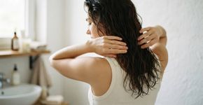 Prender o cabelo ainda molhado mantém os fios úmidos por mais tempo e pode aumentar a quebra ao puxar