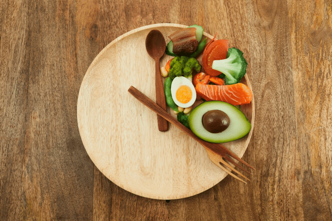 A alimentação com restrição de tempo concentra as refeições em uma janela definida durante o dia (Imagem: vetre | Shutterstock)