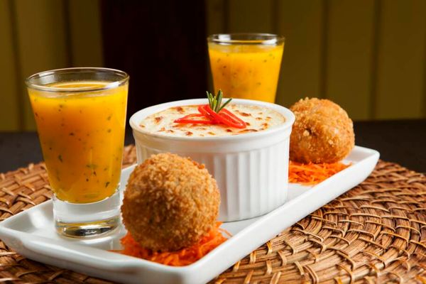 Bolinho de galinhada com caldinho de abóbora. Foto: Rafael Lobo Zoltar