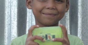Um pequeno incentivo para crianças lavarem as mãos: brinquedos dentro do sabonete