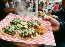 Featured side: Os chefs mexicanos concordam: “O taco não melhora com mais recheio, mas, sim, com cebola crua picada, coentro fresco e um bom squeeze de limão”