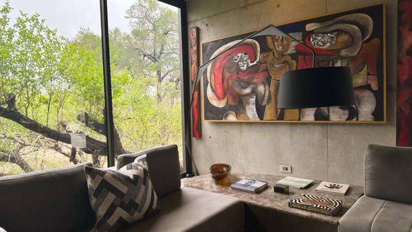 Sala de descanso de uma das vilas que, como todos os ambientes, são decoradas com arte sul-africana