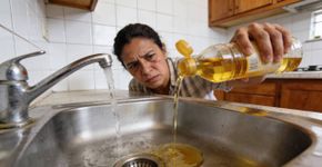 Eu entendi tarde demais por que não se deve jogar óleo de cozinha na pia