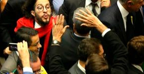 Você acha que o deputado Jean Wyllys se excedeu ao cuspir em Bolsonaro?
