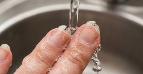 A unha descasca nas pontas e o hábito de usar água quente pode estar contribuindo para a fragilidade