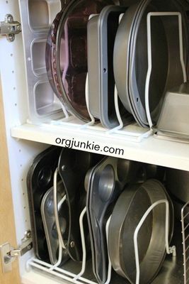 Coloque as panelas e assadeiras verticalmente nos armários - Imagem: Laura Wittmann/ orgjunkie.com

