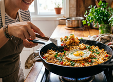 Featured side: O arroz crocante na frigideira que vira vício de quem prova