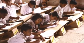 ONG reutiliza resíduos de papelão para criar material escolar na Índia