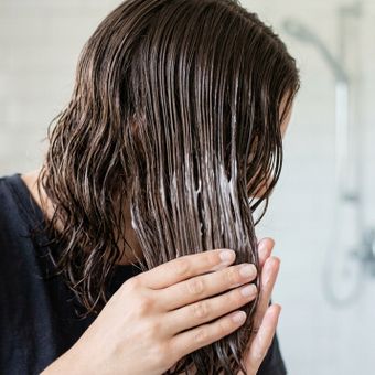 Featured mobile: Três cabeleireiros concordam: “O condicionador não é um complemento ao shampoo, é um grande aliado que nutre, protege e hidrata os cabelos.”