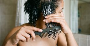 Cabeleireiros explicam por que desembaraçar cabelos cacheados completamente secos pode favorecer a quebra e aumentar o volume indesejado em alguns tipos de fio