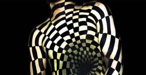 Pintura corporal gera ilusão de ótica