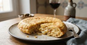 Para uma tortilla perfeita, as batatas não são fritas até dourar, mas sim cozidas lentamente com um ingrediente especial