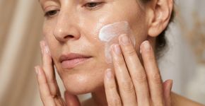 Três dermatologistas afirmam: “O protetor solar não é um complemento ao hidratante facial, é um grande aliado que previne manchas, reduz danos e protege a pele.”