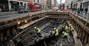 Durante as obras de um prédio em Tallinn, um barco medieval de 24 metros foi encontrado a apenas um metro e meio sob o asfalto e um sinal bem intrigante indica que os marinheiros nem tiveram tempo de juntar suas coisas