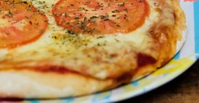 Pizza fácil: massa feita com 2 ingredientes e pronta em 20 minutos