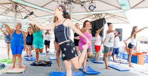 Quiosque tem aulas de yoga gratuitas em Copacabana