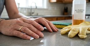 Sua unha sempre lasca depois da faxina? 5 hábitos domésticos que maltratam mais do que o esmalte