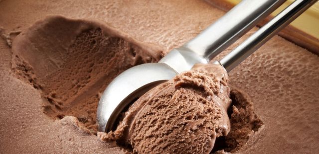 Sorvete de chocolate fácil com apenas 3 ingredientes