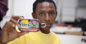 Em Portugal, projeto ensina crianças a transformar latas de sardinha em máquinas fotográficas