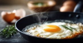 Ovo frito fica cremoso quando você troca óleo por três colheres disso da geladeira