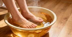 O que significa mergulhar os pés em água com um pouco de vinagre: quais são os benefícios?