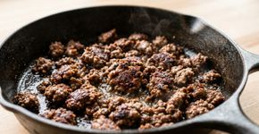 Uma pitada de bicarbonato antes da frigideira: o truque muda o pH da carne moída, ajuda a dourar melhor e evita que ela perca tanta umidade durante o preparo