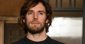 Sam Claflin afirma que atores homens também sofrem ‘body shaming’