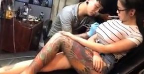 Mulher engana tatuador e o faz acreditar que estourou seu seio