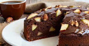 Bolo delicado de chocolate com maçãs