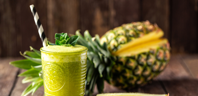 Aprenda a fazer um suco detox de couve com abacaxi e tenha mais energia nos seus dias