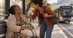 Mulher começa a conversar todos os dias com a mesma senhora no ponto de ônibus, muda de horário por causa do trabalho e só percebe quanto aquela rotina importava quando as duas se reencontram meses depois