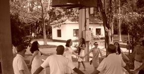 Oficina de contação de histórias, criação de adereços cênicos e instrumentos musicais