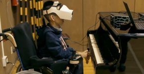 Dispositivo permite que garoto com deficiência toque piano com os olhos