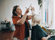 Featured side: Cortar as pontas pode deixar o cabelo mais volumoso? Entenda o que causa essa impressão