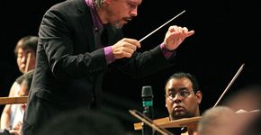 Orquestra Jovem Municipal de Guarulhos com regência de Emiliano Patarra