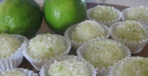Com cachaça e suco de limão faça um brigadeiro de caipirinha