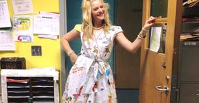 Professora deixa alunos desenharem em seu vestido