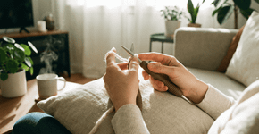 Como resolver o cansaço nas mãos ao fazer tricô que impede você de terminar sua peça favorita no sofá