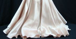 Miniatura de vestidos de noiva no Shopping Raposo